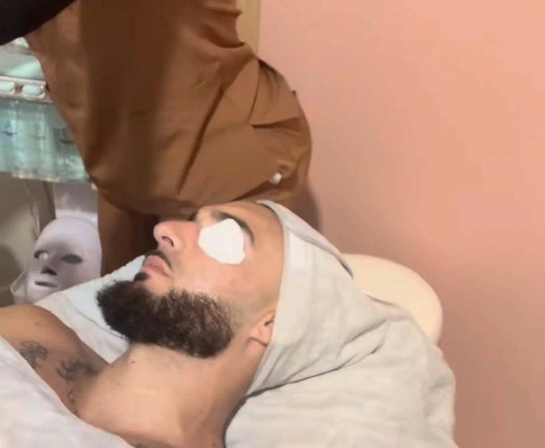 Persona recibiendo limpieza y tratamiento facial